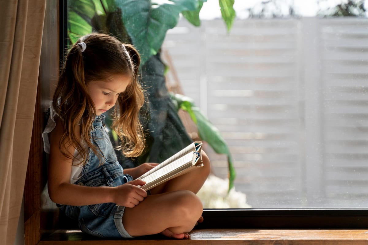Niño pensativo después de leer